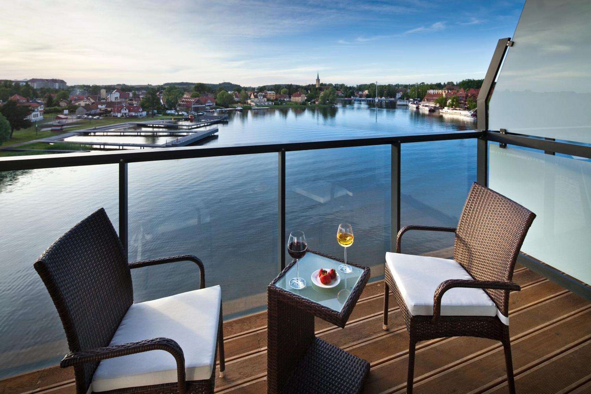 Hotel Mikolajki Leisure & Spa - Destigo Hotels Zimmer foto Balcony of a suite